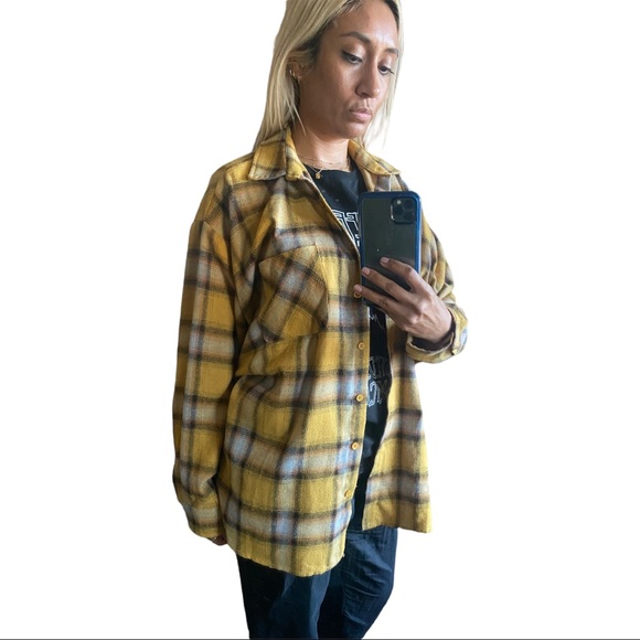 ✨Oversized Flannel✨ - Picture 4 of 5